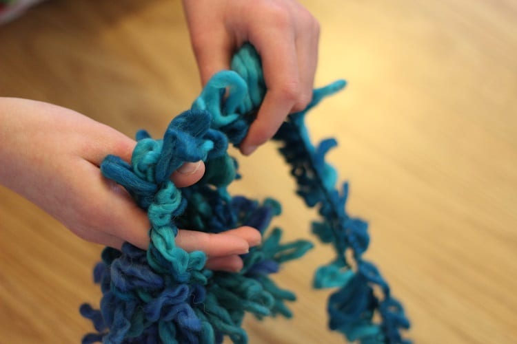 How to Make a Swerve Loop Chain Scarf – No Hook Required